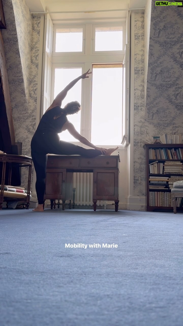 Marie Legault Instagram - Mobility with Marie 🧚🏻♀️☀️ @bodybyanouk Réveil articulaire et assouplissement pour se sentir vivant dès le réveil 🤩 #bienbouger #sesentirbiendanssoncorps #bienvieillir #santé #beautéaunaturel #pilates #mobilitédouce #gracieuse #hanches #exercices #déverouillagearticulaire #souplesse #bienêtre