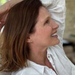 Marie Legault Instagram - On me demande souvent comment je prends soin de ma peau, premièrement j’ai la chance d’avoir une maman et une grand-maman avec des peaux naturelles incroyablement lumineuses et peu marquées, j’ai passé une enfance à faire beaucoup de sport dehors 🇨🇦 ,manger une nourriture maison riche en légumes et pas de cigarettes autour de moi! Puis, j’ai traversé l’Atlantique en conservant les bonnes habitudes transmises par ma mère🥹en rajoutant une bonne hydratation in&out, maquillage léger sauf en cas de shooting particulier et démaquillage non agressif tous les soirs. J’utilise plusieurs marques de cosmétiques respectueuses de l’environnement et de composition simple très hydratante . Je mets tous les jours, des crèmes protectrices contre les UVB/ UVA, SPF 50 . Avec le sport et le yoga , je conserve une bonne santé physique et mentale ce qui contribue grandement au glow de ma peau. N’hésitez pas si vous avez des questions 🍎🙏🏻 #modelife #mannequinseniorfemme #beautytips #conseilbeaute #over50femalemodel #naturelle #glowingskin #peauéclatante #tachesderousseur #peaunaturelle #maquillagenaturel #frecklesgirl #bienêtre #bienvieillir #selfcare #skincaretips #healthylifestyle #smile #beauty