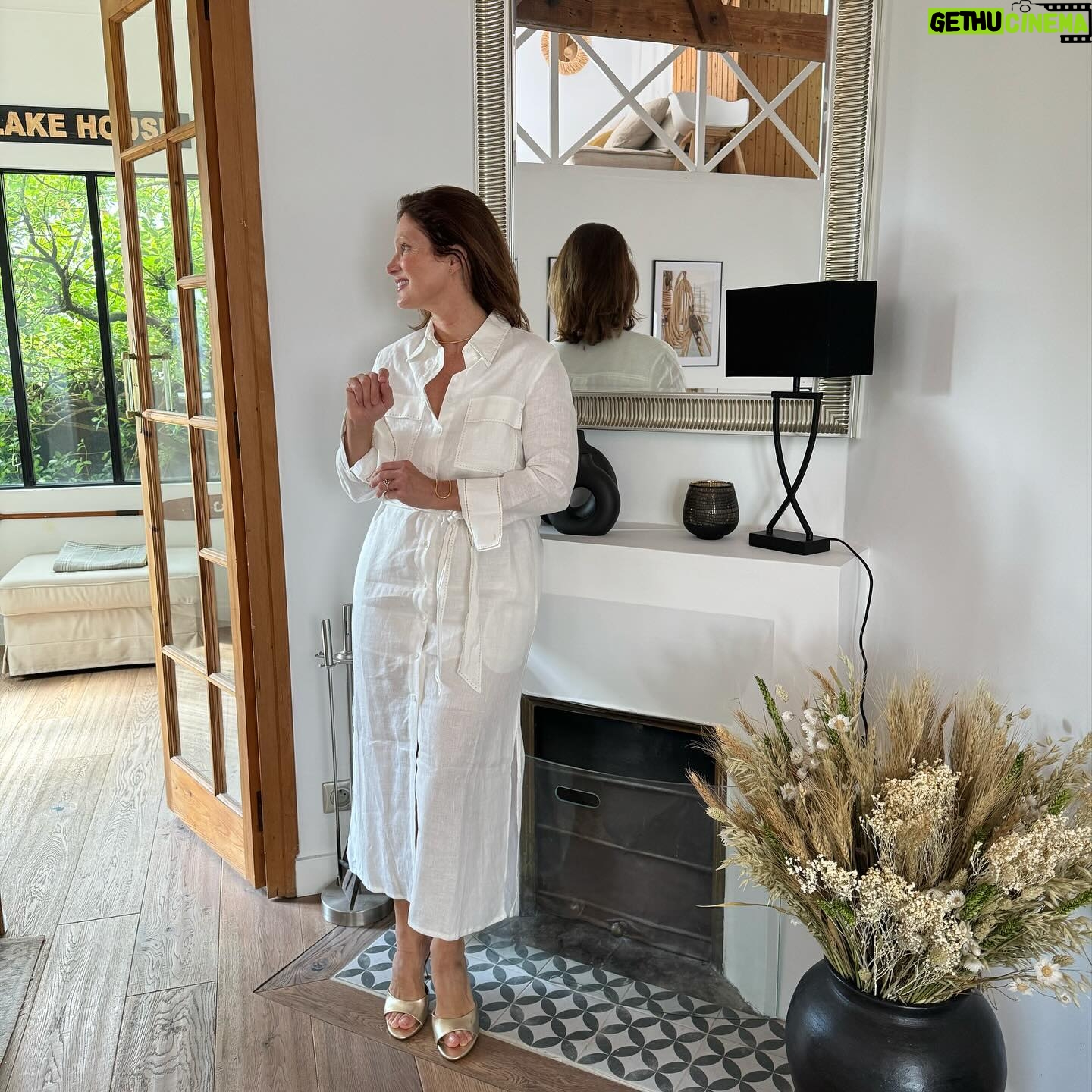 Marie Legault Instagram - Une jolie robe élégante, confortable pour l’été en lin @derhy 🤍🌸🐚 #robe#robeenlin #robedété #elegance #chicetdecontractée #mode #modefemme #modefeminine #modelling #modellife #mannequinfemmesenior #jolieetraffinee #robechemisefemme #lin @dresscode_agency produit offert 🙏🏻 #photographe @thibaut_nadal