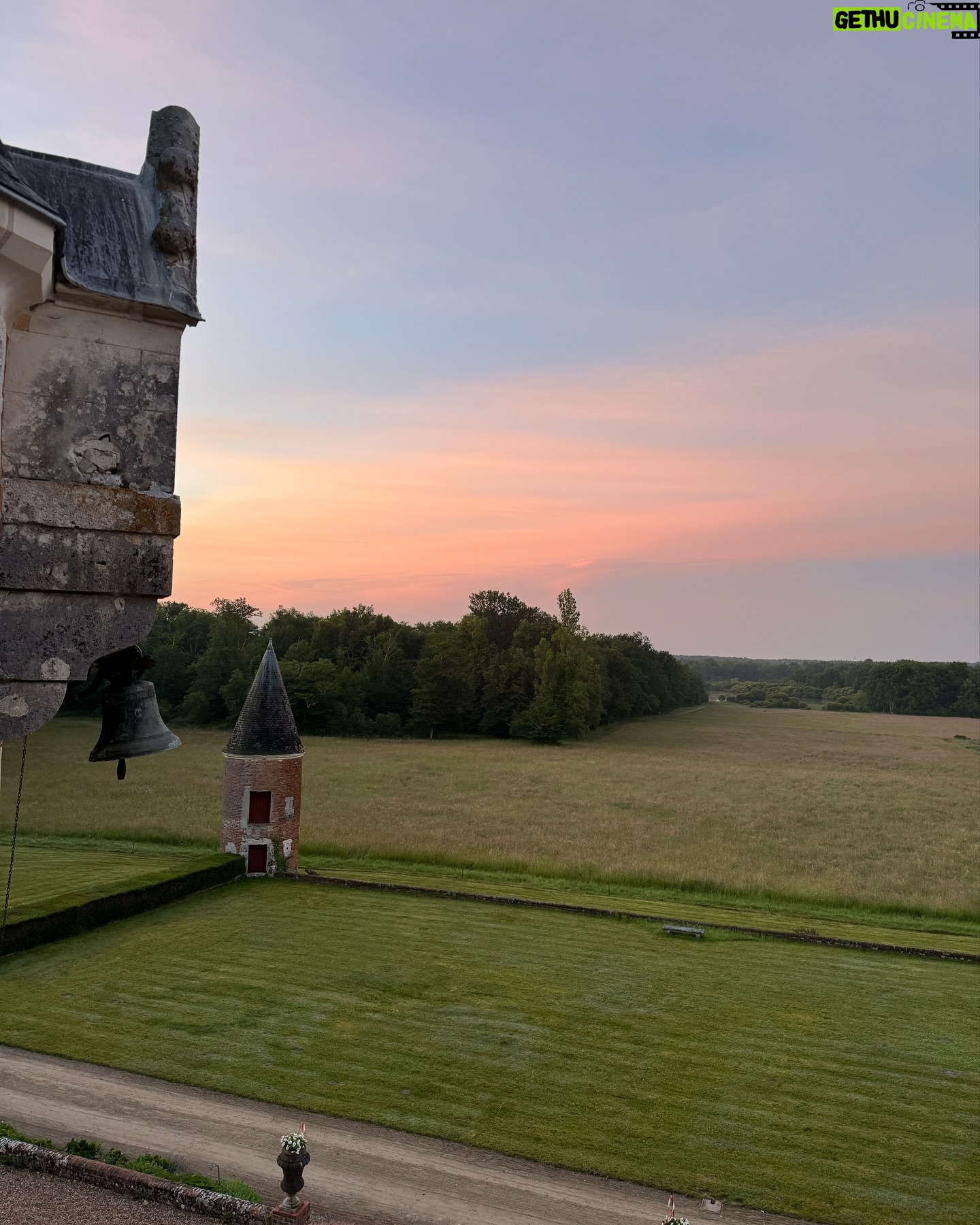Marie Legault Instagram - Un week-end nature dans un cadre exceptionnel 🌳 #chevauxpassion #nature #yoga #sourire #bienetre #bonheur#campagnefrancaise #beaupaysage #girolles #champignonsauvage #cueillette #chienheureux #weekenddereve #cielmagnifique #fleurs #roses #arbrescentenaires #belleforêt #randonnée #gratitude