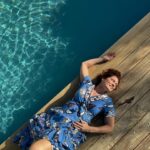 Marie Legault Instagram - Une robe qui tourne 💃🏻 @derhy 🌸💙 #robeavolants #robeimprimée #robeété2024 #modefeminine #mannequinfemmesenior #summervibes #sourire #piscine #ambiancevacances @dresscode_agency produit offert 🙏🏻
