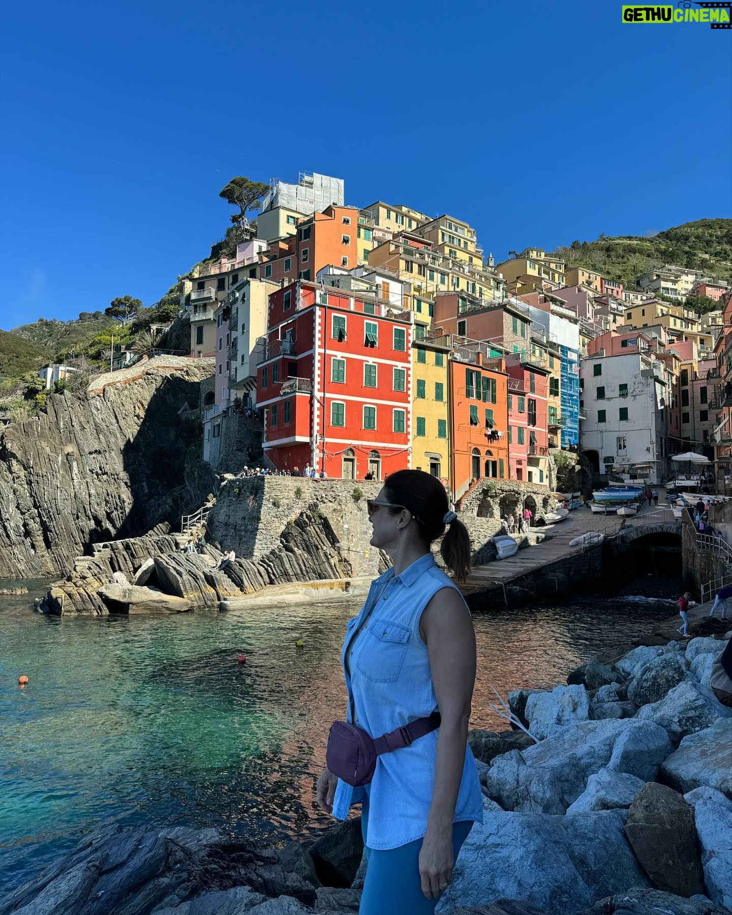 Marie Legault Instagram - Une journée à découvrir les villages de Riomaggiore et de Manarola dans les Cinque Terre avec mes enfants 🇮🇹 #italie #cinqueterre #randonnée #nature #voyage #decouvertedumonde #familytravel #complicité #beautifuldestinations #jolivillage #lovelymoments