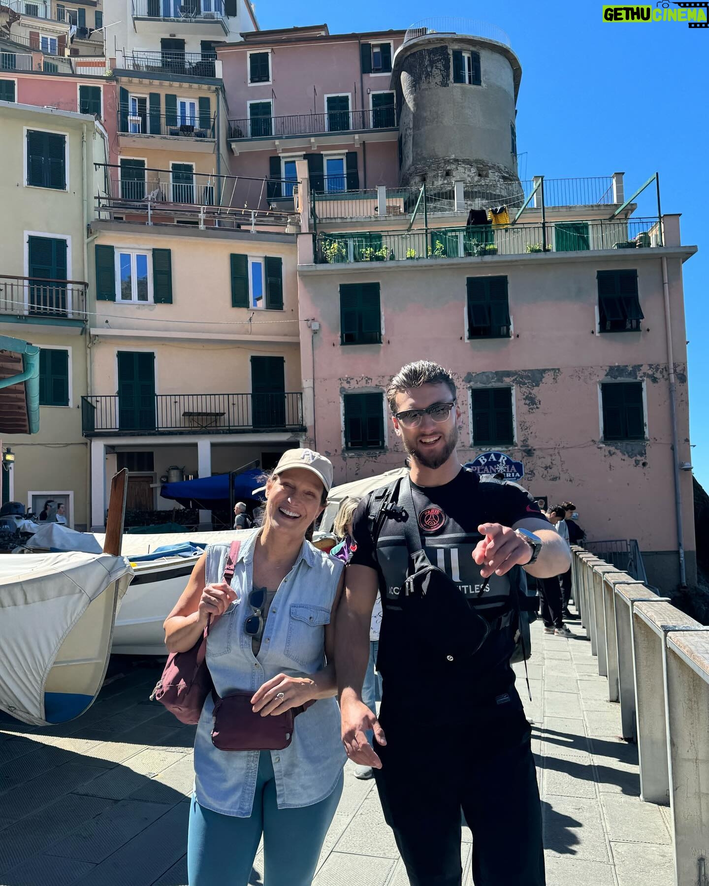 Marie Legault Instagram - Une journée à découvrir les villages de Riomaggiore et de Manarola dans les Cinque Terre avec mes enfants 🇮🇹 #italie #cinqueterre #randonnée #nature #voyage #decouvertedumonde #familytravel #complicité #beautifuldestinations #jolivillage #lovelymoments