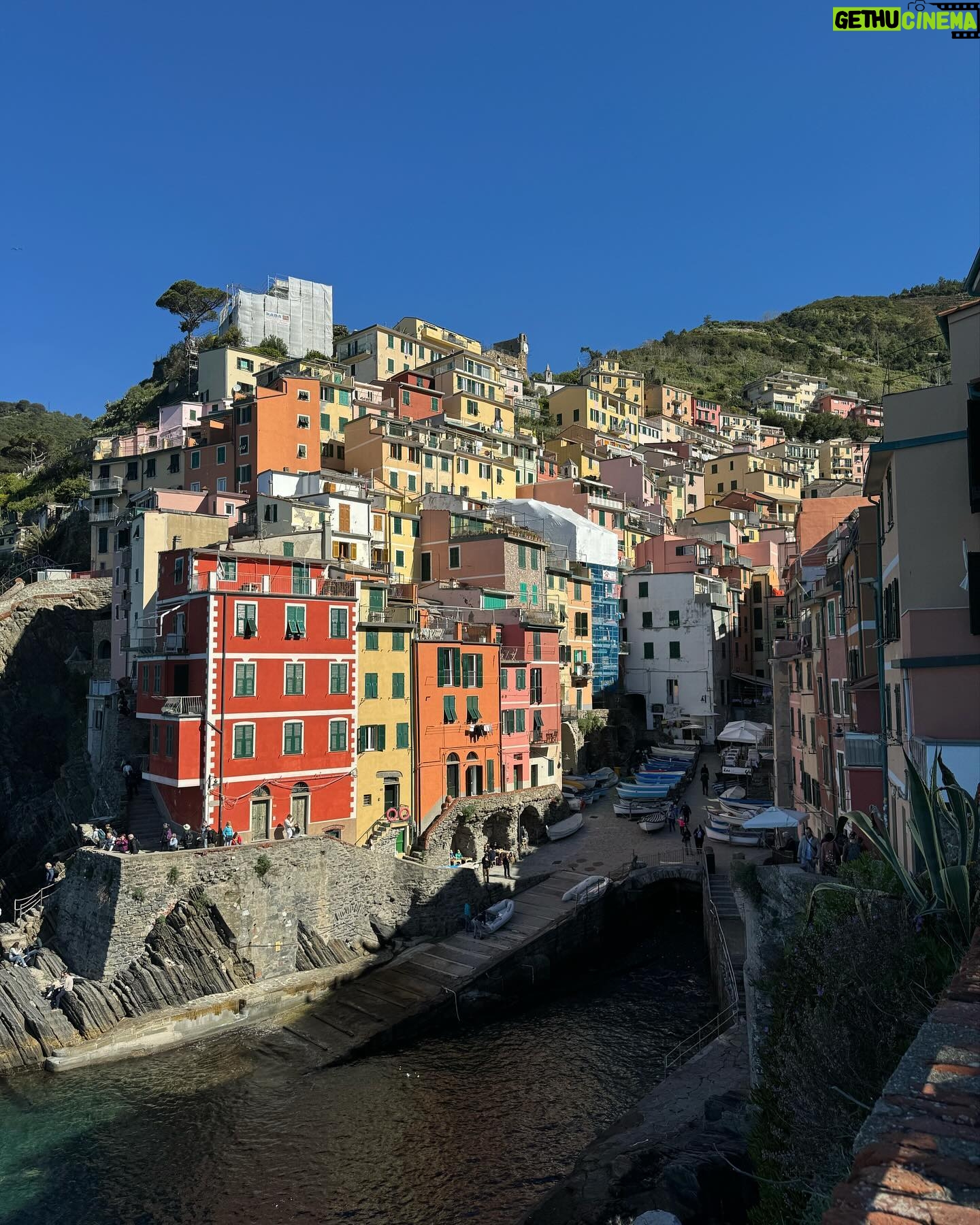 Marie Legault Instagram - Une journée à découvrir les villages de Riomaggiore et de Manarola dans les Cinque Terre avec mes enfants 🇮🇹 #italie #cinqueterre #randonnée #nature #voyage #decouvertedumonde #familytravel #complicité #beautifuldestinations #jolivillage #lovelymoments