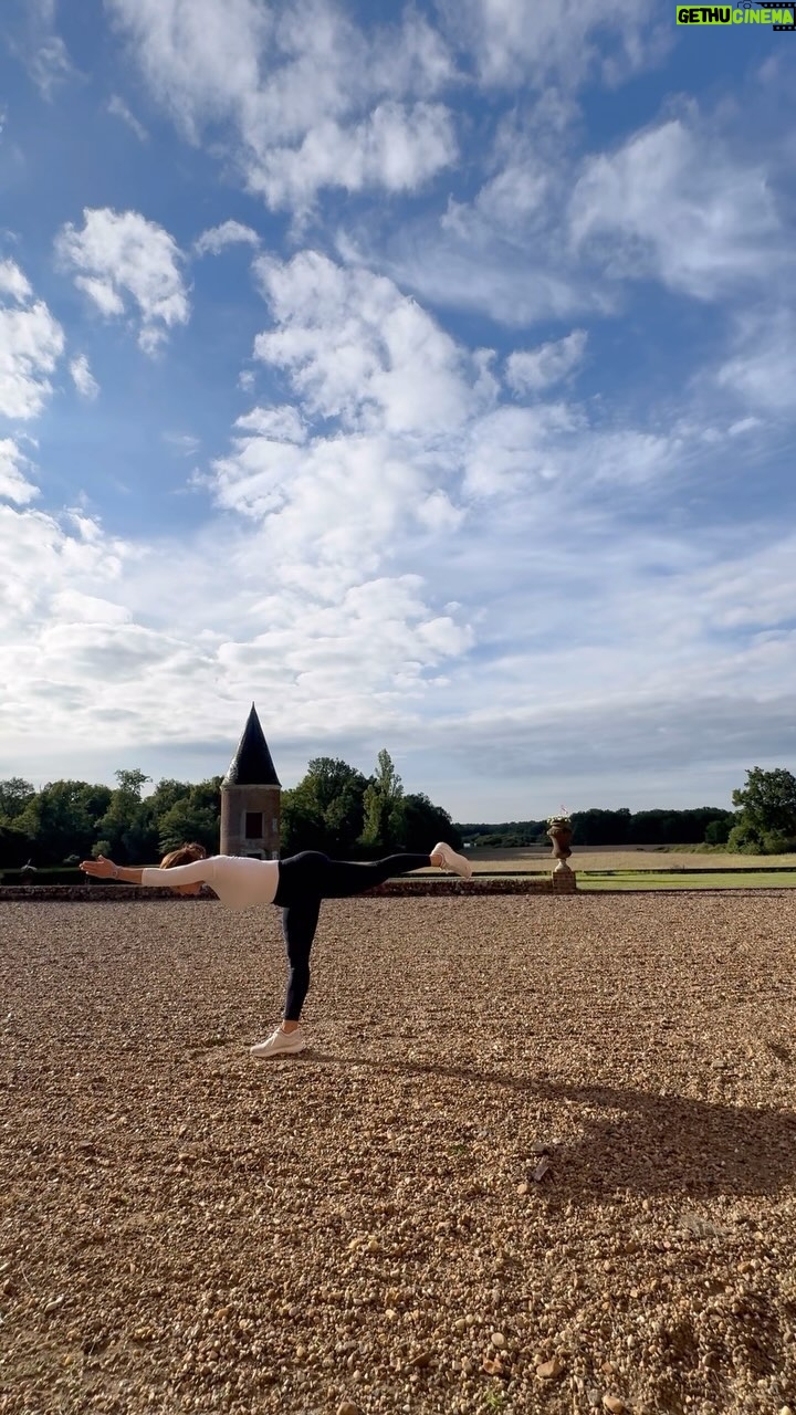 Marie Legault Instagram - Un week-end en Sologne ☀️ 8h Réveil musculaire avec les petits oiseaux 🐦 🏰 #reveilmusculairematinal #routinebeaute #gymnastiquedumatin #déverouillagearticulaire #yoga #enformeapres50ans #santenaturelle #workoutroutine #gymdouce #bienvieillir #souplesse #chantdoiseau #bonneshabitudes #selfcare #fitwomanover50 #campagnefrancaise #bienêtre #biendanssoncorps