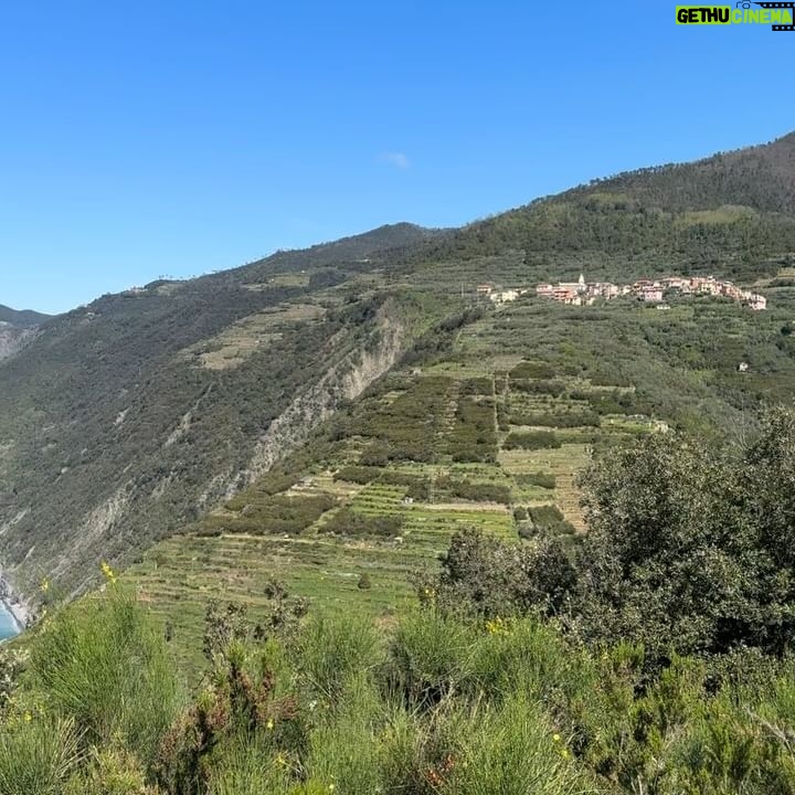 Marie Legault Instagram - Une journée à découvrir les villages de Riomaggiore et de Manarola dans les Cinque Terre avec mes enfants 🇮🇹 #italie #cinqueterre #randonnée #nature #voyage #decouvertedumonde #familytravel #complicité #beautifuldestinations #jolivillage #lovelymoments