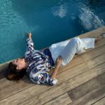 Marie Legault Instagram - La mode qui suit tes mouvements, je valide 🌞 Outfit: Chemise imprimée /pantalon lin blanc @derhy #modefemme #femmedynamique #modefeminine #modechicdécontracté #modellife #modeling #summervibes #enformeapres50ans #jolilook #lookdujour #ambiancevacances #mannequinfemmesenior #avoirlapêche #fitnessmotivation #chemiseimprimée @dresscode_agency produits offerts 🙏🏻 #photos @thibaut_nadal 📸