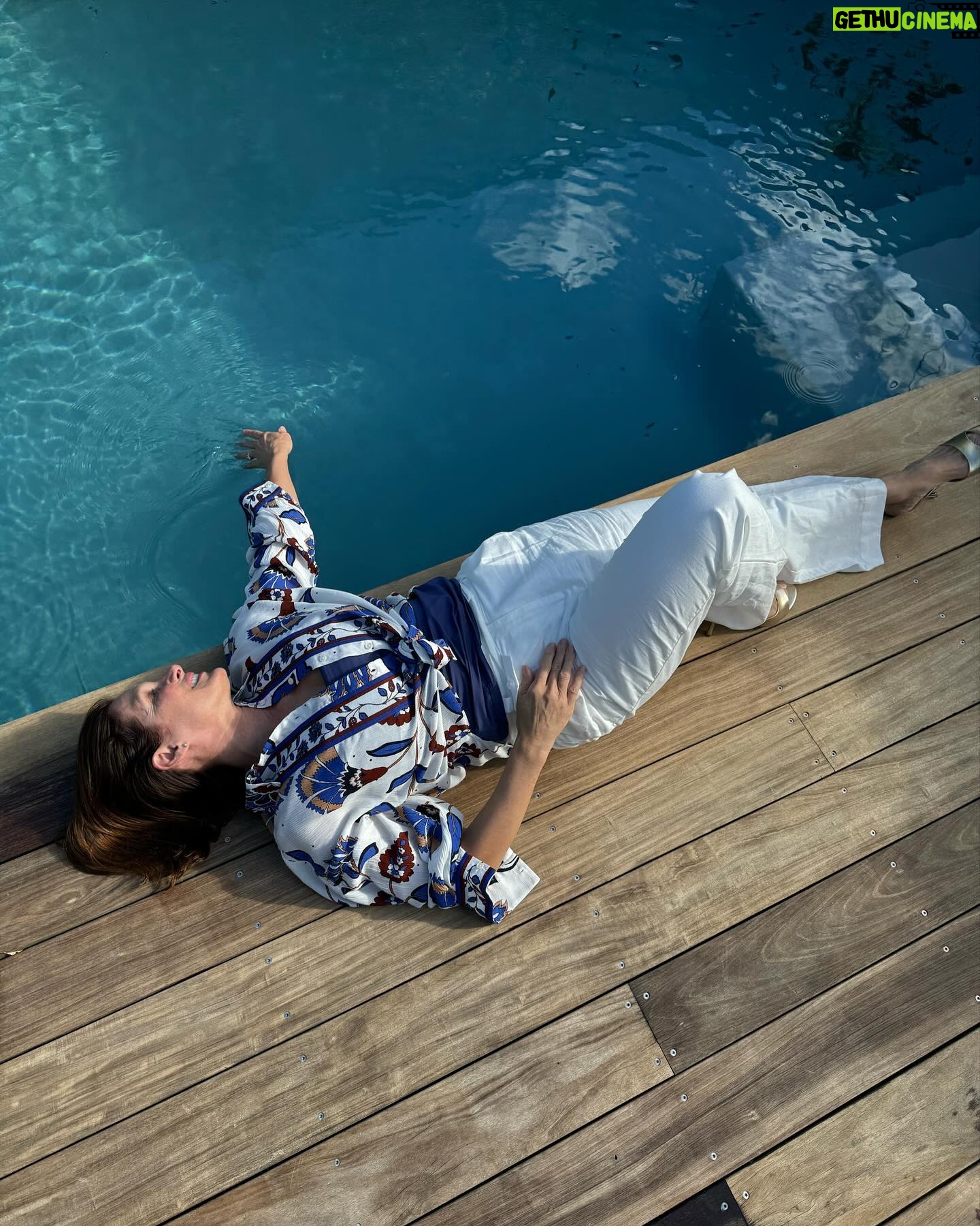 Marie Legault Instagram - La mode qui suit tes mouvements, je valide 🌞 Outfit: Chemise imprimée /pantalon lin blanc @derhy #modefemme #femmedynamique #modefeminine #modechicdécontracté #modellife #modeling #summervibes #enformeapres50ans #jolilook #lookdujour #ambiancevacances #mannequinfemmesenior #avoirlapêche #fitnessmotivation #chemiseimprimée @dresscode_agency produits offerts 🙏🏻 #photos @thibaut_nadal 📸