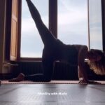 Marie Legault Instagram - Mobility with Marie☀️ sur @bodybyanouk Des mouvements pour assouplir les hanches et muscler les fessiers et des mouvements pour assouplir les jambes , le dos et les chevilles 🧚🏻‍♀️ #bougetoncorps #assouplir #tonifier #bienvieillir #mouvementsanté #jambeslegeres #fessiersgalbés #abdominaux #enformeapres50ans #corpssain #energiepositive #healthylife #fitwomanover50 #model #gymnastiquedouce #mobilitywithmarie