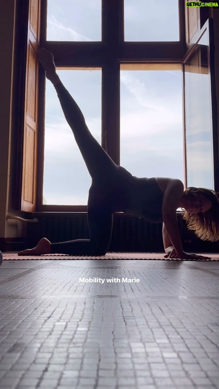 Marie Legault Instagram - Mobility with Marie☀️ sur @bodybyanouk Des mouvements pour assouplir les hanches et muscler les fessiers et des mouvements pour assouplir les jambes , le dos et les chevilles 🧚🏻♀️ #bougetoncorps #assouplir #tonifier #bienvieillir #mouvementsanté #jambeslegeres #fessiersgalbés #abdominaux #enformeapres50ans #corpssain #energiepositive #healthylife #fitwomanover50 #model #gymnastiquedouce #mobilitywithmarie