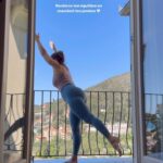 Marie Legault Instagram - Je te propose cette routine Pilates debout pour renforcer ton équilibre faisant appel à la coordination de tous les muscles qui renforcera également tes chevilles, tes genoux et donnera un petit lift des fessiers 🍑🧘🏻‍♀️ 1- comme une danseuse à la barre (chaise ✅), fais des extensions de la hanche sans cambrer, engage fortement tes abdominaux X10 2- en gardant l’équilibre, fais des petits cercles avec le bras et la jambe ,stabilise ton dos! 🩰 X10 et X10 dans l’autre sens 3- extension de la hanche en inspirant mais au retour tu ajoutes une contraction des abdominaux avec le dos rond et en expirant X10 4- tiens l’équilibre en arabesque 🧚🏻‍♀️ et rajoute une flexion/extension du genou de la jambe de terre X10 Excellent pour renforcer des anciennes entorses! Bonne séance 🙏🏻☀️ #pilates #équilibre #coordinationmusculaire #standingpilates #exercicesmaison #gymalamaison #santé #santenaturelle #bienêtre #biendanssoncorps #belleetensanté #bougermieuxvivremieux #bienvieillir #enformeapres50ans #joiedevivre #happylife