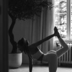 Marie Legault Instagram - Tu n’arrives à pas engager tes abdos ? Tu as mal au dos ? On te montre ici un super exercice très efficace, pour enfin connecter ton transverse et ton périnée, décompresser ton bas du dos et travailler intelligemment tes abdos 🌟 Les avant-bras et les paumes des mains bien à plat sur le sol, les omoplates connectées, les épaules loin des oreilles, étire-toi vers le plafond, cherche l’auto-grandissement en position de sphinx 🌞 Presse le pubis dans le sol, cherche à amener les hanches hors du sol, et rétroverse le bassin, c’est ce qui va te permettre d’allonger ton bas du dos et de décompresser tes lombaires!! 🤍 Inspire profondément par le nez en laissant le ventre se relâcher complètement vers le sol puis expire par la bouche en le soulevant hors du sol, engage le périnée et creuse le bas ventre un maximum. Continue d’allonger le dos. 🌞 Enchaîne l’exercice plusieurs fois pour de supers ressentis au niveau des abdos mais aussi sur ton dos et ta posture ! C’est également vraiment top en post partum et diastase.🌞 Et pour plein de cours complets, retrouve nous en direct sur le studio en ligne Body by Anouk @bodybyanouk ! 🫶🏻🤍 #bodybyanouk #pilates #abdos #abdosfemme #abdosworkout #maldedos #abdosprofonds #postpartumfitness #postpartumworkout #postnatalfitness #pilateslovers #pilatesambassador #pilatesinstructor #pilatesfrance #pilatesbody #bienêtre #pertedepoidssaine #perdreduventre