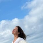 Marie Legault Instagram - Jivamukti Spiritual Warrior , vous connaissez? J’adore cette suite de mouvements qui explorent tout le corps, une heure de bien-être et « d’entretien » nécessaire de la mécanique ⚙️😌 À faire régulièrement en plus de tout le reste ! Par exemple: @bodybyanouk 🤍 Sinon on rouille 🙈😅 #yoga #yogapractice #bienêtre #santé#bienvieillir #assouplissement #enformeapres50ans #corpssain #positivemindset #biendanssoncorps #meditation #lacherprise #fitwomanover50 #inspiration #fitnessmotivation #articulations #bodyfitness Merci Eva Lucie pour tes ajustements 🙏🏻