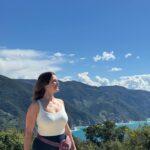 Marie Legault Instagram - Une superbe randonnée (2H30) pour visiter le premier village des Cinque Terre, Semaforo-Punta Mesco 🇮🇹 tellement chouette de partager tout ces moments avec mes enfants ☀️💕 1-1er stop tout en haut Semaforo-Punta Mesco (plus haut que la Tour Eiffel !)🥾💪 2- arrivée à Monterosso, quelques étirements pour soulager les gambettes 💕 3- retour à l’appartement pour déguster le premier melon de la saison 🍈👌 #cinqueterre🇮🇹 #italie #randonnée #sportifs #fitfamily #nature #beauté #paysagemagnifique #voyage #decouvertedumonde #vacancessportives