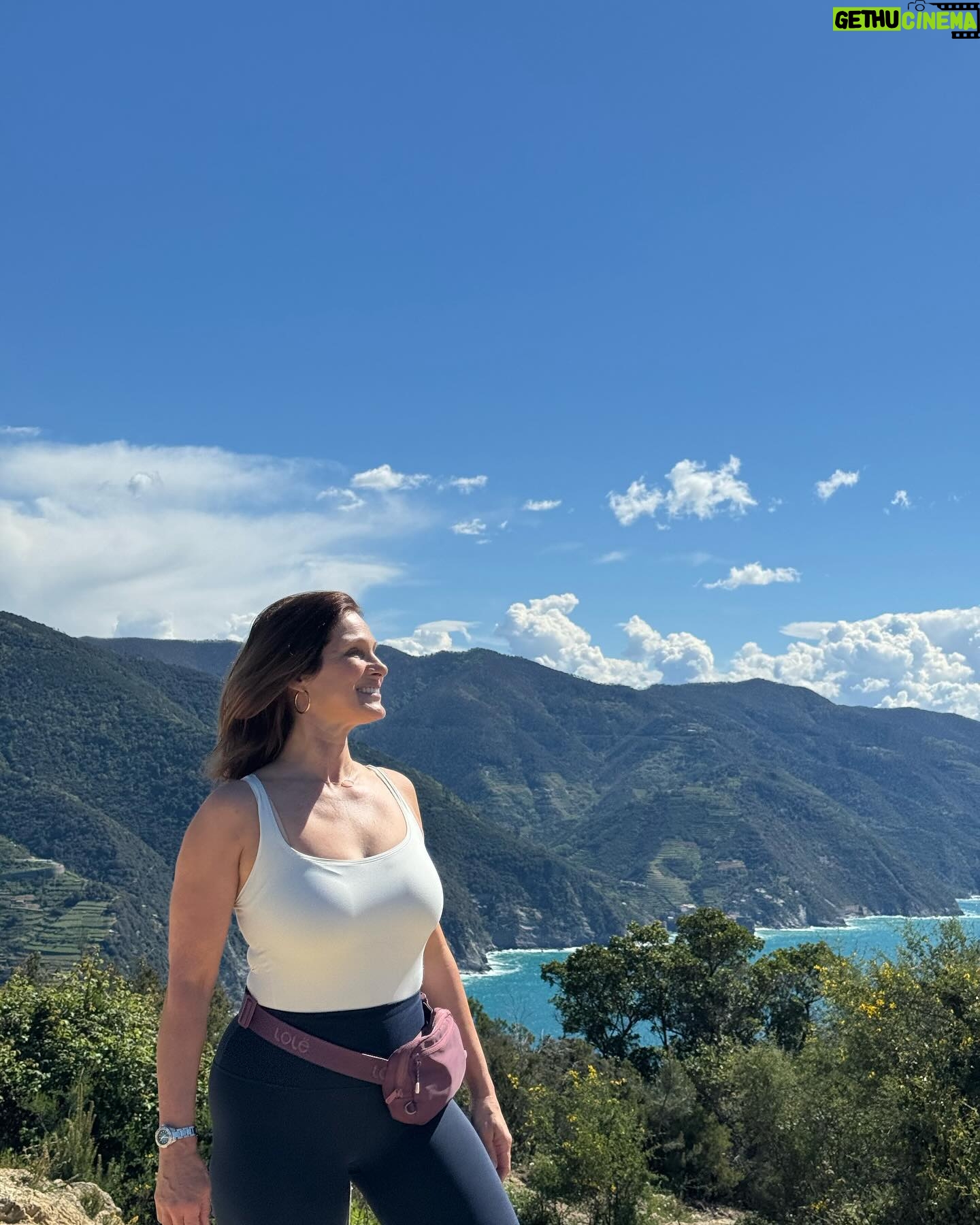 Marie Legault Instagram - Une superbe randonnée (2H30) pour visiter le premier village des Cinque Terre, Semaforo-Punta Mesco 🇮🇹 tellement chouette de partager tout ces moments avec mes enfants ☀️💕 1-1er stop tout en haut Semaforo-Punta Mesco (plus haut que la Tour Eiffel !)🥾💪 2- arrivée à Monterosso, quelques étirements pour soulager les gambettes 💕 3- retour à l’appartement pour déguster le premier melon de la saison 🍈👌 #cinqueterre🇮🇹 #italie #randonnée #sportifs #fitfamily #nature #beauté #paysagemagnifique #voyage #decouvertedumonde #vacancessportives