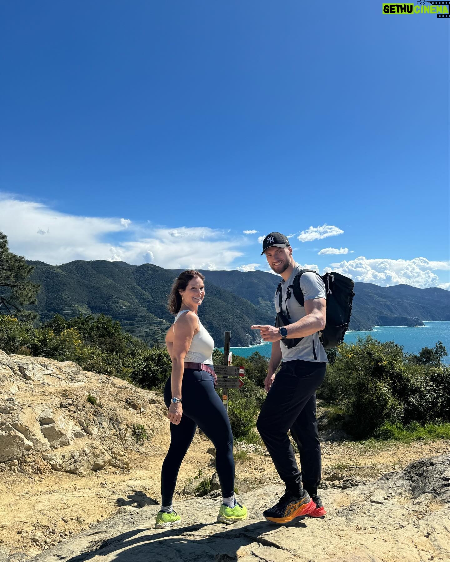 Marie Legault Instagram - Une superbe randonnée (2H30) pour visiter le premier village des Cinque Terre, Semaforo-Punta Mesco 🇮🇹 tellement chouette de partager tout ces moments avec mes enfants ☀️💕 1-1er stop tout en haut Semaforo-Punta Mesco (plus haut que la Tour Eiffel !)🥾💪 2- arrivée à Monterosso, quelques étirements pour soulager les gambettes 💕 3- retour à l’appartement pour déguster le premier melon de la saison 🍈👌 #cinqueterre🇮🇹 #italie #randonnée #sportifs #fitfamily #nature #beauté #paysagemagnifique #voyage #decouvertedumonde #vacancessportives