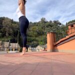 Marie Legault Instagram - Pour renforcer tes jambes, tes chevilles ( important pour éviter les chutes, renforcer les entorses 🩼🤕) et muscler ton dos ( meilleure posture 😇) Fais ce flow d’inspiration Yoga 🧚🏻‍♀️ 1- position chaise 🪑, dos redressé, bouge tes bras du bas vers le haut en gardant le bassin le plus bas possible X10 2- enchaîne ensuite en redressant tout ton corps sur demi-pointe 🩰 et garde l’équilibre quelques secondes X10 #exercice #santé #bienbouger #pilates #équilibre #renforcementmusculaire #bienvieilliraunaturel #naturelle #belleaunaturel #proaging #enformeapres50ans #biendanssoncorps #joiedevivre