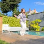 Marie Legault Instagram - La mode qui suit tes mouvements, je valide 🌞 Outfit: Chemise imprimée /pantalon lin blanc @derhy #modefemme #femmedynamique #modefeminine #modechicdécontracté #modellife #modeling #summervibes #enformeapres50ans #jolilook #lookdujour #ambiancevacances #mannequinfemmesenior #avoirlapêche #fitnessmotivation #chemiseimprimée @dresscode_agency produits offerts 🙏🏻 #photos @thibaut_nadal 📸
