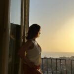 Marie Legault Instagram - Bien arrivés à Levanto pour cette aventure italienne en famille 🫶🏻🇮🇹🤍 #beautifuldestinations #coucherdesoleil #sunsetlover #roomwithaview #jolibalcon #beauté #naturelle #yogagirls #bonheur #italie #cinqueterre #beachvibes #familytrip #bestpizzaever