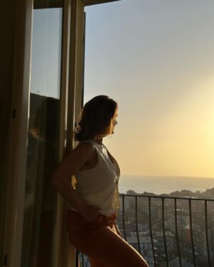Marie Legault Instagram - Bien arrivés à Levanto pour cette aventure italienne en famille 🫶🏻🇮🇹🤍

#beautifuldestinations #coucherdesoleil #sunsetlover #roomwithaview #jolibalcon #beauté #naturelle #yogagirls #bonheur #italie #cinqueterre #beachvibes #familytrip #bestpizzaever