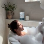 Marie Legault Instagram - Vie parisienne ☺️ et autres gourmandises 🛁 #modellife #coachlife #vieparisienne #gourmandise #portrait #behindthescenes #fitwoman #enformeapres50ans #beautenaturelle #freckles #skincare #glowingskin #mannequinseniorfemme #fitnessmotivation #bubblebath #smile #momandson