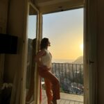 Marie Legault Instagram - Bien arrivés à Levanto pour cette aventure italienne en famille 🫶🏻🇮🇹🤍 #beautifuldestinations #coucherdesoleil #sunsetlover #roomwithaview #jolibalcon #beauté #naturelle #yogagirls #bonheur #italie #cinqueterre #beachvibes #familytrip #bestpizzaever