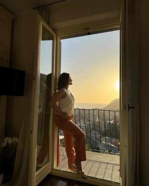 Marie Legault Instagram - Bien arrivés à Levanto pour cette aventure italienne en famille 🫶🏻🇮🇹🤍

#beautifuldestinations #coucherdesoleil #sunsetlover #roomwithaview #jolibalcon #beauté #naturelle #yogagirls #bonheur #italie #cinqueterre #beachvibes #familytrip #bestpizzaever