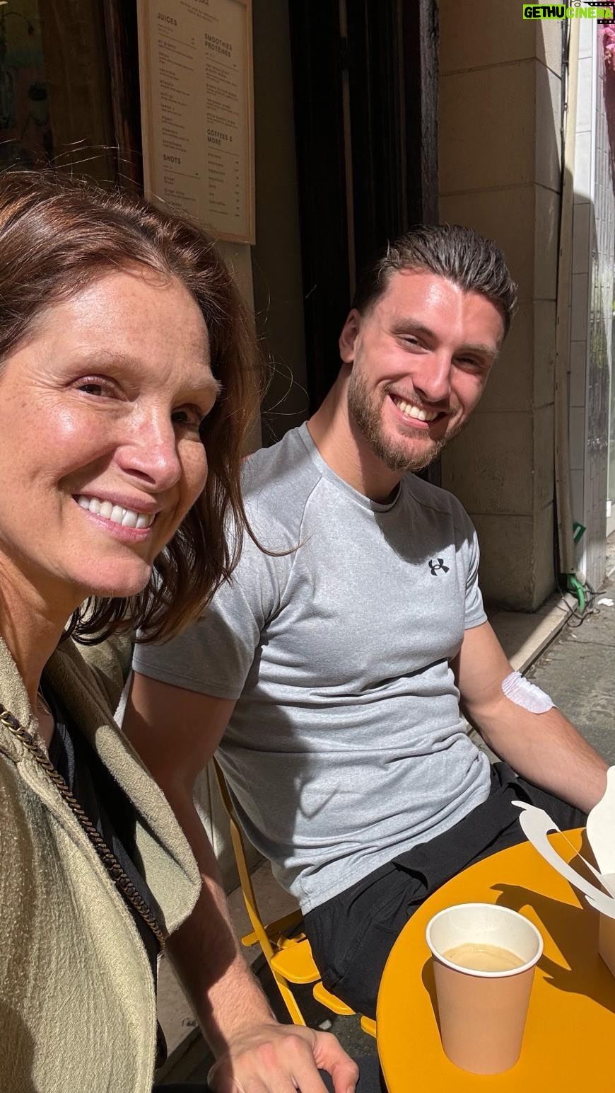 Marie Legault Instagram - La séance ! Soulevé de terre : 4 x 10 Hip thrust sur Swiss ball : 4 x 10 Squat Kb: 3 x 10 Circuit : 40 sec On / 20 sec Off - Skierg - Burpees décomposés - Fentes alternées - Shoulder taps Sauvegarde et fais le 👊🏻 @asicsrunning #coach #looseweight #cardio #workout
