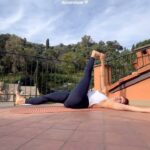 Marie Legault Instagram – Je te recommande de t’assouplir régulièrement pour conserver une belle mobilité articulaire 💃🏻
1- allonger sur le dos, inspire étire tout ton corps, expire en repliant un genou sur la poitrine puis reprend avec l’autre jambe 🦦
2-puis redresse la tête en te rapprochant d’un genou ,fais l’autre genou 😚
3-genoux pliés, ouvre ton genou sur le côté pour dégager ta hanche ,fais l’autre côté également 😇
4- fais le happy baby (posture de yoga)🧘🏻♀️
5-allongée sur dos, développe ta jambe en attrapant ton pied opposé (ou sers toi d’une ceinture)🤍
6- fait un petit pont x10 où tu vas chercher à imprimer tes lombaires tout doucement 👼
7-sur le dos tend tes 2 jambes vers le ciel n’oublie pas la respiration lente et profonde 🫁
8- termine avec un massage dynamique de ta colonne vertébrale, imagine être à l’intérieur d’un grand ballon 🎈
#exercicesalamaison #assouplissement #santé #biendanssoncorps #bienvieilliraunaturel #joiedevivre#enformeapres50ans #labeauteaunaturel #articulations #stretching #body #corpssain