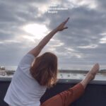Marie Legault Instagram - Le matin, un verre d’eau une tasse de café noir , quelques mouvements d’étirements musculaires et de déverrouillage articulaire du « sautillage » sur place pour booster la circulation sanguine et réveiller l’énergie générale du corps 💥🔋 Et toi, tu fais comment le matin? #routinematinale #etirement #reveilmusculaire #bienetre #bonmatin #rituelbeaute #enformeapres50ans #bienvieillir #proagewoman #coffeetime #beautytips #belleapres50ans #dutempspoursoi #conseilsanté #barfleur #jolievue #rooftop #goodvibesalways #santenaturelle #energiepositive #bougermieux