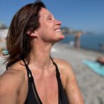 Marie Legault Instagram - Dire que j’étais il y a quelques jours à Nice sur cette plage 🩵 gros soleil et j’ai même pu me baigner ! #niceplage #nature #plage #vacances #bienêtre #soleil #mannequinseniorfemme #over50woman #swimwear #maillotdebain #beautiful #sourire #frecklesgirl #tachesderousseur #beachbody