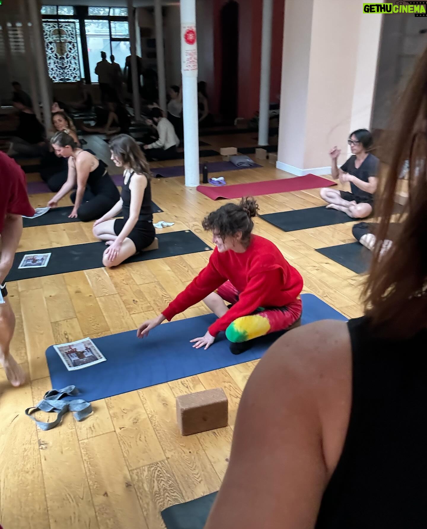 Marie Legault Instagram - Aujourd’hui, j’ai pratiqué avec environ 45 personnes, c’était magique ce partage, on a eu bien chaud aussi ha ha! à voir ma tete 🫠💦 @jivamuktiyogaparis class today was hot yoga 🧘🏻♀️ #thankyou Ian Szydlowski 🙏🏻 #yoga #yogapractice #yogaparis #hotyoga #bigtraining #hardworkout #naturelle#frecklesgirl #happyness #grateful #partage #bienêtre #love #sweat #naturalportrait #glowingnaturally #bonnemineassurée #fatigueemaisheureuse