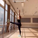 Marie Legault Instagram – Trouve une rampe d’escalier et fais des flexions, rotations, torsions et extensions pour assouplir ta colonne vertébrale 🧘🏻♀️🧡
Bouger quotidiennement diminuera les raideurs et autres tensions musculaires et articulaires 👍🏻
#assouplissement #assouplirlaconnevertébrale #etirements #biendanssoncorps #bienêtre #santé #bienbouger #gymnastiquedouce #bienvieillir