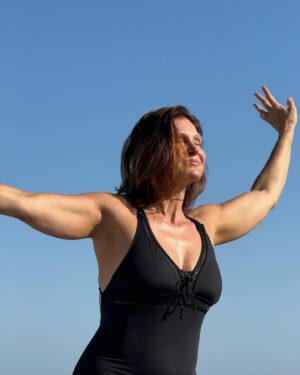 Marie Legault Instagram - Dire que j’étais il y a quelques jours à Nice sur cette plage 🩵 gros soleil et j’ai même pu me baigner !

#niceplage #nature #plage #vacances #bienêtre #soleil #mannequinseniorfemme #over50woman #swimwear #maillotdebain #beautiful #sourire #frecklesgirl #tachesderousseur #beachbody