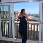 Marie Legault Instagram - Toujours cette combi-bustier 💙que j’adore 😊 #modefemme #modefeminine #combibustier #stylefashion #womanstyle #mannequinseniorfemme #proagewoman #bustier #bluejeans👖 #glamourmodel #naturelle #femalemodel #modelling #fashionstyle #chicdecontracté @virginiebth merci pour ta sélection 📷 💙