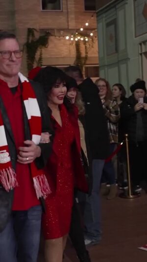 Marie Osmond Instagram - I had such an amazing time at the Giving Machines last night in Fort Worth!❤️🤍❤️ We had over 5,700 people show up!! I hope you'll find ways to #LightTheWord✨ this Christmas season. Text the word LIGHT to 71234 to receive daily prompts on how you can can help #LightTheWorld! ⭐🥰🌟