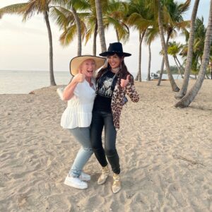 Marie Osmond Instagram - Happy Birthday to the best executive assistant and dear friend on the planet, @lorraine_wheeler!!!🎊🎉🥰 I love you, my Lala!!💕💖⭕️❌⭕️❌