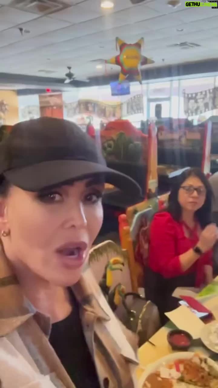 Marie Osmond Instagram - We had our final dinner of the Christmas tour together!!🥹 I love my road family so much and all that we do together!!!🥰 Thanks again for a fantastic couple of weeks!