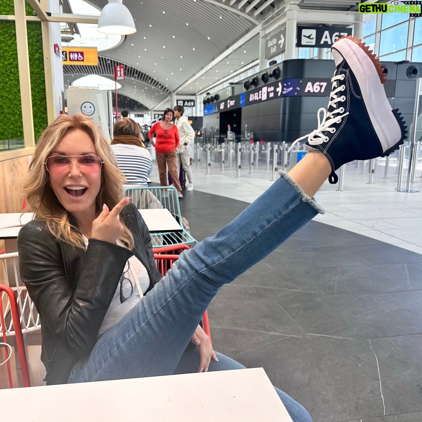 Marie Osmond Instagram - Do you remember when I posted about some of my favorite shoes last year, these amazing Converse?? 👟🖤🤍 Well, my good friend @TraceyBregman1 from @YoungandRestlessCBS got a pair before her trip to Europe and told me how glad she was that she did!!! They are sooo comfortable!!💖💕
