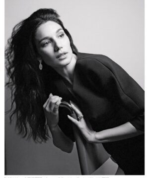 Mariela Garriga Instagram - Grateful for the magic that happens behind the scenes and in front of the camera. Thank you again @wallstreetitalia & @keilaguil_arte ✨

#wallstreet #FashionDiaries #BehindTheScenes #editorial