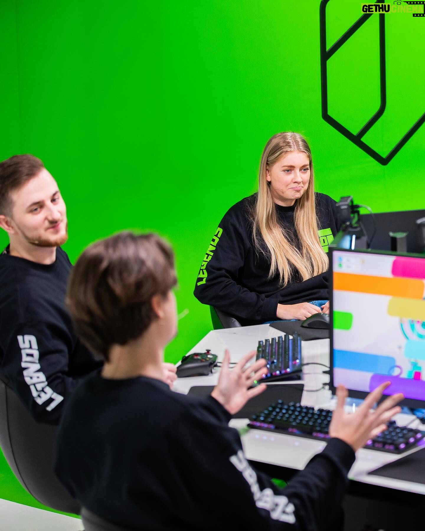Marije Zuurveld Instagram - YOO GAMERS (en Marije) Ze dachten bij @legendsofgamingnl na het grote succes van vorig jaar: we vragen Marije terug als de echte gamer die ze is π₯² De oooh zo spannende laatste aflevering staat nu op YT π«ΆπΌπ