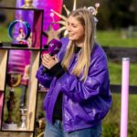 Marije Zuurveld Instagram - ⭐️ Recordbrekers 🏆 De afgelopen weken druk bezig geweest met dit fantastische programma! 7 afleveringen vol met kids die gaan proberen de gekste records neer te zetten. Nagels lakken op een galoperend paard, op je handen de langste trap van Nederland aflopen en snowboardend de piste af en tegelijkertijd een puzzel oplossen. Heel blij en trots op mijn rol als razende reporter en het leuke team waarmee we dit hebben gemaakt! 💜 De laatste aflevering is vanavond om 19:20 te zien op @npozapp maar alle afleveringen kan je natuurlijk terugkijken in de NPO app! 🫶🏼