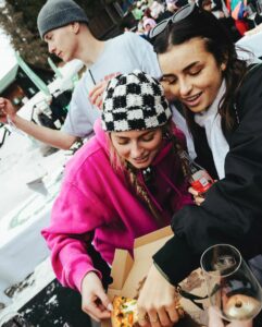 Marije Zuurveld Instagram - Kan Mama Lauda NIET MEER HOREN maar weet wel: de après ski is beter voor mij dan die berg af (mijn board en ik hebben het 15 minuten heeeeel leuk gehad maar hier scheiden toch echt onze wegen 💔😂) Thankyou @newyorkpizza_nl voor een fantastisch weekend 💚