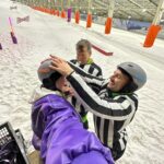 Marije Zuurveld Instagram - ⭐️ Recordbrekers 🏆 De afgelopen weken druk bezig geweest met dit fantastische programma! 7 afleveringen vol met kids die gaan proberen de gekste records neer te zetten. Nagels lakken op een galoperend paard, op je handen de langste trap van Nederland aflopen en snowboardend de piste af en tegelijkertijd een puzzel oplossen. Heel blij en trots op mijn rol als razende reporter en het leuke team waarmee we dit hebben gemaakt! 💜 De laatste aflevering is vanavond om 19:20 te zien op @npozapp maar alle afleveringen kan je natuurlijk terugkijken in de NPO app! 🫶🏼