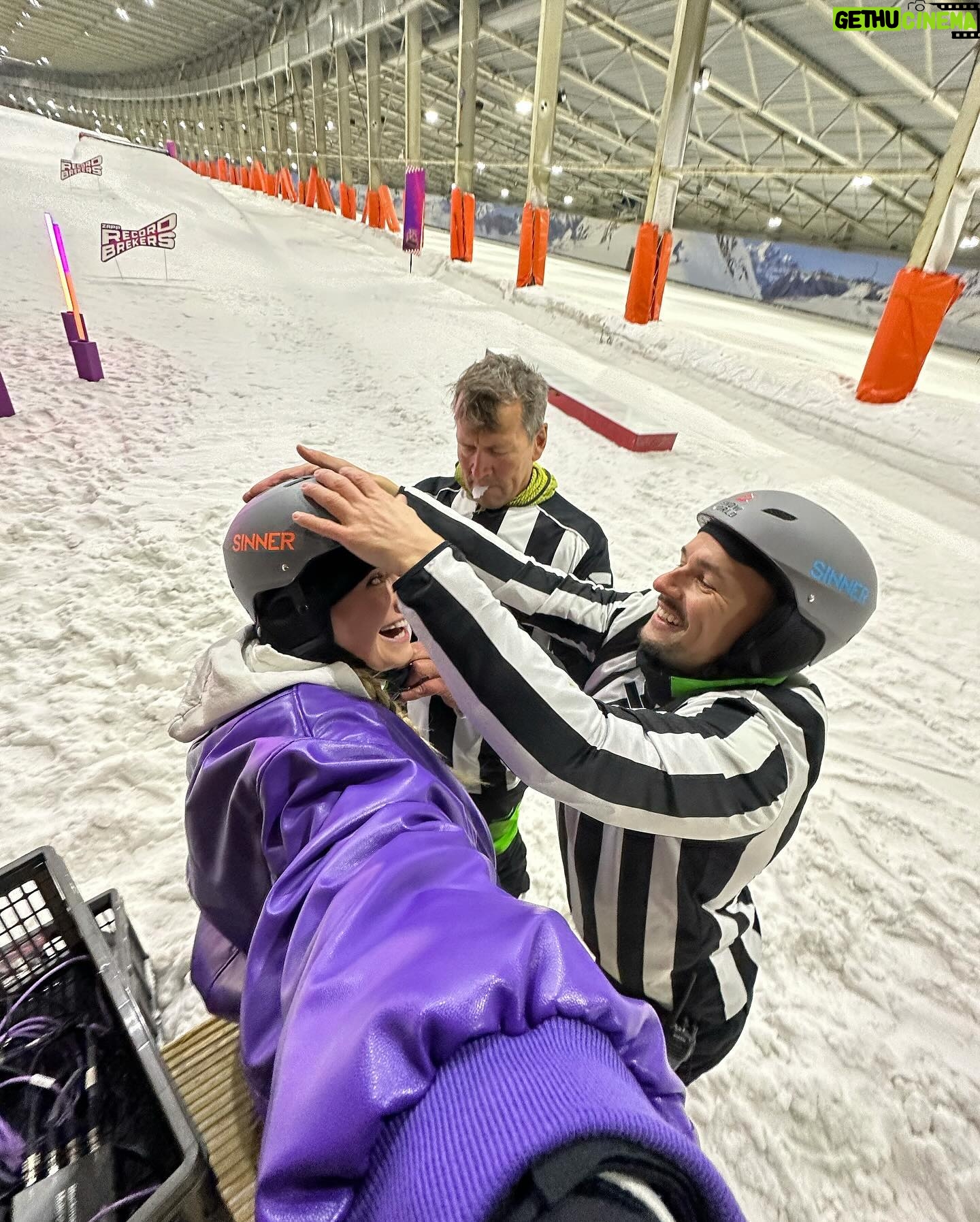 Marije Zuurveld Instagram - βοΈ Recordbrekers π De afgelopen weken druk bezig geweest met dit fantastische programma! 7 afleveringen vol met kids die gaan proberen de gekste records neer te zetten. Nagels lakken op een galoperend paard, op je handen de langste trap van Nederland aflopen en snowboardend de piste af en tegelijkertijd een puzzel oplossen. Heel blij en trots op mijn rol als razende reporter en het leuke team waarmee we dit hebben gemaakt! π De laatste aflevering is vanavond om 19:20 te zien op @npozapp maar alle afleveringen kan je natuurlijk terugkijken in de NPO app! π«ΆπΌ