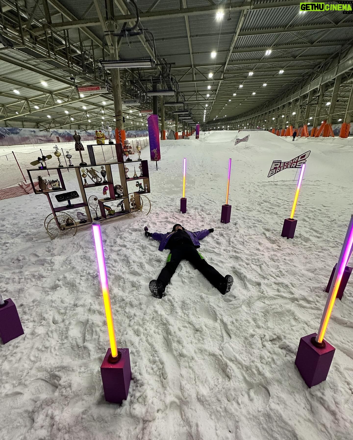 Marije Zuurveld Instagram - βοΈ Recordbrekers π De afgelopen weken druk bezig geweest met dit fantastische programma! 7 afleveringen vol met kids die gaan proberen de gekste records neer te zetten. Nagels lakken op een galoperend paard, op je handen de langste trap van Nederland aflopen en snowboardend de piste af en tegelijkertijd een puzzel oplossen. Heel blij en trots op mijn rol als razende reporter en het leuke team waarmee we dit hebben gemaakt! π De laatste aflevering is vanavond om 19:20 te zien op @npozapp maar alle afleveringen kan je natuurlijk terugkijken in de NPO app! π«ΆπΌ