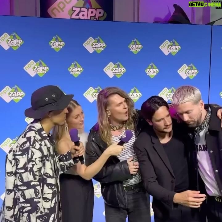 Marije Zuurveld Instagram - Kleine behind the scenes van gisteravond 🦚 Dankjewel Zapp Awards team 🩷