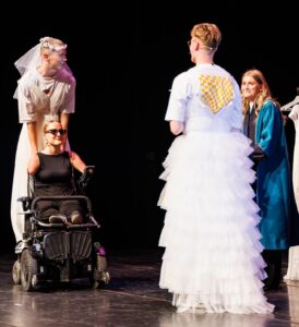 Marije Zuurveld Instagram - RELNICHTEN X DELAMAR “wil je meedoen aan onze theatershow???“ was de vraag die ik een maand geleden kreeg en I SAID YES (net als de mannen die ik mocht “trouwen”) Dankjewel fantastisch team ❤️ Het theaterkind in mij is dolgelukkig 🫶🏼 (Ohja slide 6 moest ik even invallen voor de stripper…. Don’t ask 🫠)