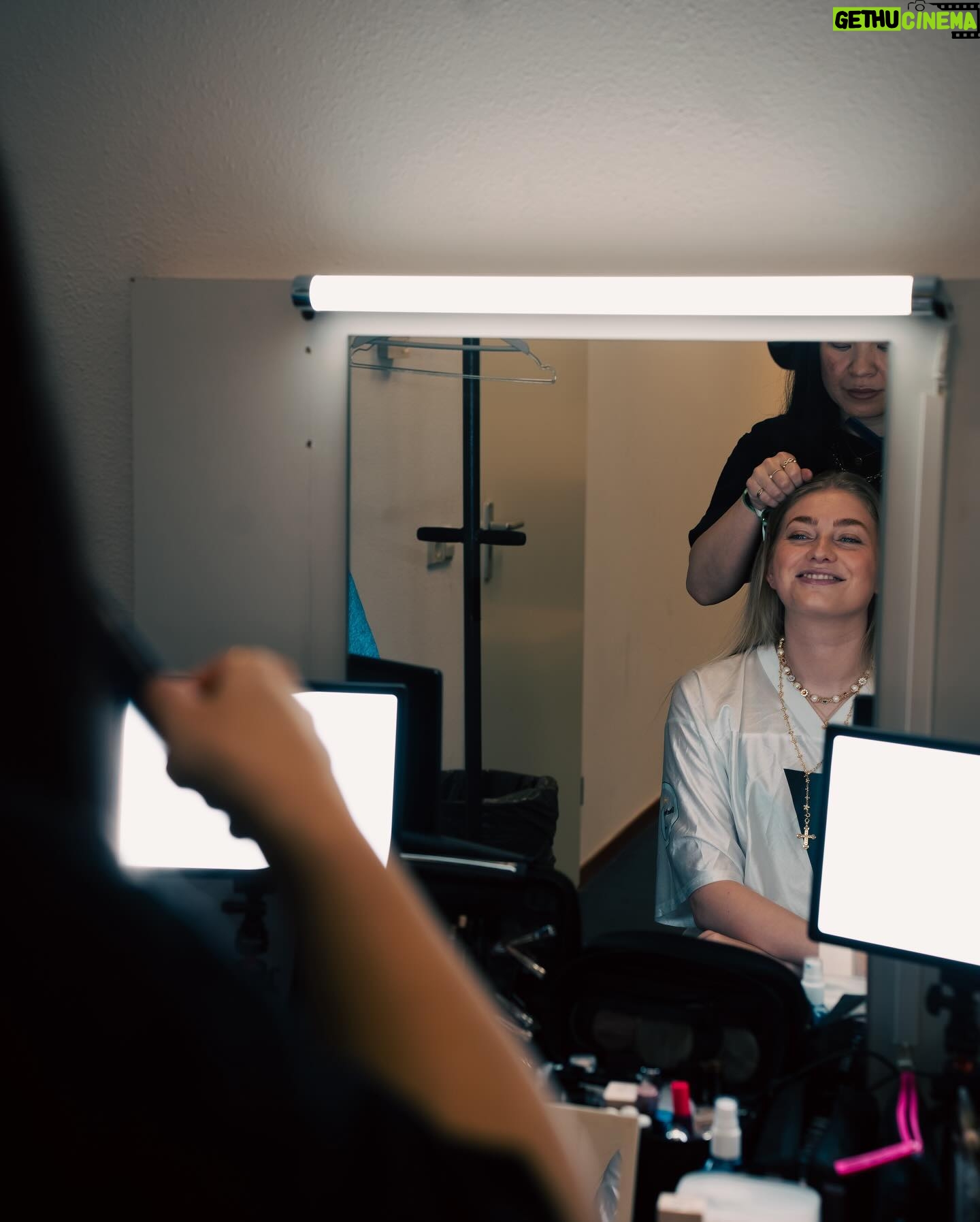 Marije Zuurveld Instagram - Kleine behind the scenes van gisteravond 🦚 Dankjewel Zapp Awards team 🩷