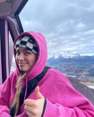 Marije Zuurveld Instagram - Kan Mama Lauda NIET MEER HOREN maar weet wel: de après ski is beter voor mij dan die berg af (mijn board en ik hebben het 15 minuten heeeeel leuk gehad maar hier scheiden toch echt onze wegen 💔😂) 

Thankyou @newyorkpizza_nl voor een fantastisch weekend 💚